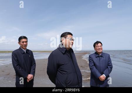 210608 -- GANGCHA, le 8 juin 2021 -- le président chinois Xi Jinping, également secrétaire général du comité central du Parti communiste chinois et président de la commission militaire centrale, est informé des efforts de protection de l'environnement dans les montagnes Qilian et le lac Qinghai, et inspecte les réalisations accomplies dans la résolution globale des problèmes environnementaux et la protection de la biodiversité du lac, dans le comté de Gangcha de la préfecture autonome tibétaine de Haibei, province du Qinghai au nord-ouest de la Chine, 8 juin 2021. Xi a visité mardi le comté de Gangcha au cours de sa tournée d'inspection dans la province de Qinghai Banque D'Images