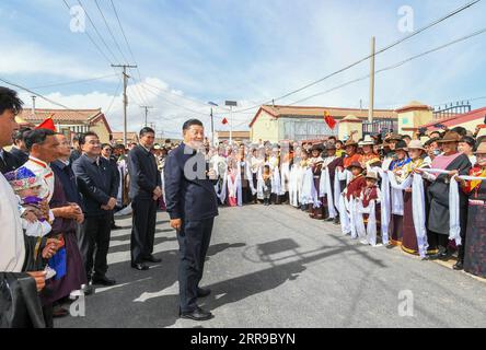 Bilder des Jahres 2021, News 06 Juni News Themen der Woche KW23 News Bilder des Tages 210608 -- GANGCHA, 8 juin 2021 -- le président chinois Xi Jinping, également secrétaire général du Comité central du Parti communiste chinois et président de la Commission militaire centrale, s'entretient avec des résidents tibétains locaux lors d'une visite dans un village du canton de Shaliuhe dans le comté de Gangcha de la préfecture autonome tibétaine de Haibei, province du Qinghai au nord-ouest de la Chine, le 8 juin 2021. Xi a visité mardi le comté de Gangcha au cours de sa tournée d'inspection dans la province de Qinghai. CHINE-QINGHAI-GANGCHA-XI JINPING-INSPECTION CN XIEXHU Banque D'Images