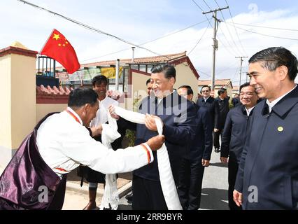 210608 -- GANGCHA, le 8 juin 2021 -- le président chinois Xi Jinping, également secrétaire général du comité central du Parti communiste chinois et président de la commission militaire centrale, découvre la vie de résidents tibétains locaux lors d'une visite dans un village du canton de Shaliuhe dans le comté de Gangcha de la préfecture autonome tibétaine de Haibei, province du Qinghai, au nord-ouest de la Chine, le 8 juin 2021. Xi a visité mardi le comté de Gangcha au cours de sa tournée d'inspection dans la province de Qinghai. CHINE-QINGHAI-GANGCHA-XI JINPING-INSPECTION CN XIEXHUANCHI PUBLICATIONXNOTXINXCHN Banque D'Images