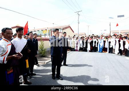 210608 -- GANGCHA, 8 juin 2021 -- le président chinois Xi Jinping, également secrétaire général du Comité central du Parti communiste chinois et président de la Commission militaire centrale, s'entretient avec des résidents tibétains locaux lors d'une visite dans un village du canton de Shaliuhe dans le comté de Gangcha de la préfecture autonome tibétaine de Haibei, province du Qinghai au nord-ouest de la Chine, le 8 juin 2021. Xi a visité mardi le comté de Gangcha au cours de sa tournée d'inspection dans la province de Qinghai. CHINE-QINGHAI-GANGCHA-XI JINPING-INSPECTION CN LIXXUEREN PUBLICATIONXNOTXINXCHN Banque D'Images