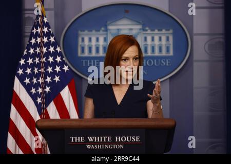 210608 -- WASHINGTON, le 8 juin 2021 -- Jen Psaki, attachée de presse à la Maison Blanche, prend la parole lors d'un point de presse à la Maison Blanche à Washington, D.C., aux États-Unis, le 8 juin 2021. Alors que les États-Unis continuent de faire avancer leur programme national de vaccination, les Américains étrangers qui sont tenus de payer des impôts américains se sentent laissés pour compte par leur propre gouvernement, a rapporté lundi le Washington Post. Historiquement, nous n'avons pas fourni de soins de santé privés aux Américains vivant à l'étranger, de sorte que cela reste notre politique, a déclaré le secrétaire de presse de la Maison Blanche Jen Psaki dans le rapport. Photo par Banque D'Images
