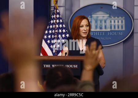 210608 -- WASHINGTON, le 8 juin 2021 -- Jen Psaki, attachée de presse à la Maison Blanche, prend la parole lors d'un point de presse à la Maison Blanche à Washington, D.C., aux États-Unis, le 8 juin 2021. Alors que les États-Unis continuent de faire avancer leur programme national de vaccination, les Américains étrangers qui sont tenus de payer des impôts américains se sentent laissés pour compte par leur propre gouvernement, a rapporté lundi le Washington Post. Historiquement, nous n'avons pas fourni de soins de santé privés aux Américains vivant à l'étranger, de sorte que cela reste notre politique, a déclaré le secrétaire de presse de la Maison Blanche Jen Psaki dans le rapport. Photo par Banque D'Images