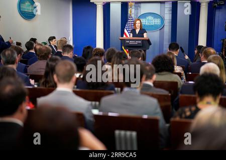210608 -- WASHINGTON, le 8 juin 2021 -- l'Attachée de presse de la Maison Blanche, Jen Psaki C, Rear, prend la parole lors d'un point de presse à la Maison Blanche à Washington, D.C., États-Unis, le 8 juin 2021. Alors que les États-Unis continuent de faire avancer leur programme national de vaccination, les Américains étrangers qui sont tenus de payer des impôts américains se sentent laissés pour compte par leur propre gouvernement, a rapporté lundi le Washington Post. Historiquement, nous n'avons pas fourni de soins de santé privés aux Américains vivant à l'étranger, de sorte que cela reste notre politique, a déclaré le secrétaire de presse de la Maison Blanche Jen Psaki dans le rapport. P Banque D'Images