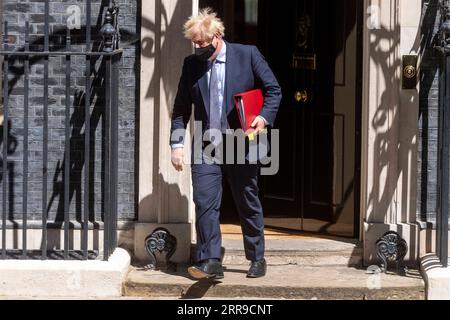 210609 -- LONDRES, le 9 juin 2021 -- le premier ministre britannique Boris Johnson quitte le 10 Downing Street pour les questions du premier ministre à la Chambre des communes à Londres, en Grande-Bretagne, le 9 juin 2021. Le gouvernement britannique fait face à une pression croissante pour retarder la dernière étape du déblocage des restrictions COVID-19 en Angleterre le 21 juin en raison des préoccupations concernant la propagation de la variante Delta identifiée pour la première fois en Inde. Photo de /Xinhua BRITAIN-LONDON-PM-COVID-19-RESTRICTIONS RayxTang PUBLICATIONxNOTxINxCHN Banque D'Images