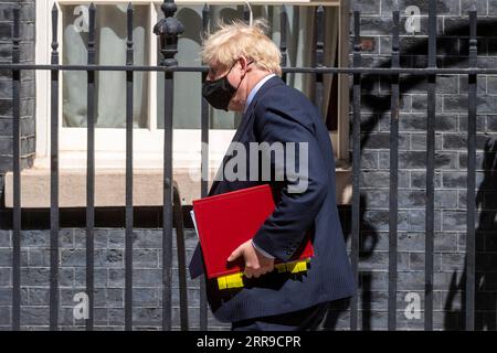 210609 -- LONDRES, le 9 juin 2021 -- le premier ministre britannique Boris Johnson quitte le 10 Downing Street pour les questions du premier ministre à la Chambre des communes à Londres, en Grande-Bretagne, le 9 juin 2021. Le gouvernement britannique fait face à une pression croissante pour retarder la dernière étape du déblocage des restrictions COVID-19 en Angleterre le 21 juin en raison des préoccupations concernant la propagation de la variante Delta identifiée pour la première fois en Inde. Photo de /Xinhua BRITAIN-LONDON-PM-COVID-19-RESTRICTIONS RayxTang PUBLICATIONxNOTxINxCHN Banque D'Images