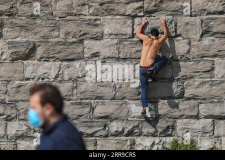 210609 -- BRUXELLES, le 9 juin 2021 -- Un homme pratique l'escalade dans le Parc du cinquantième anniversaire à Bruxelles, Belgique, le 9 juin 2021. Le plan d'été de la Belgique est entré en vigueur mercredi. Le secteur de l'hôtellerie est autorisé à rouvrir les espaces intérieurs de 5 h jusqu'à l'heure de fermeture à 11:30 h. le Comité consultatif en Belgique a approuvé de nouvelles règles de voyage et des plans de relaxation le 4 juin pour permettre aux gens de voyager en toute sécurité pour leurs vacances d'été. BELGIQUE-BRUXELLES-COVID-19-PLAN D'ÉTÉ ZhengxHuansong PUBLICATIONxNOTxINxCHN Banque D'Images