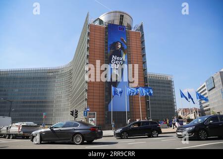 210609 -- BRUXELLES, le 9 juin 2021 -- des véhicules passent devant le bâtiment de la Commission européenne à Bruxelles, en Belgique, le 9 juin 2021. Union européenne les législateurs de l'UE ont donné mercredi leur sceau d'approbation à un nouveau certificat de voyage qui permettra aux gens de se déplacer librement dans le bloc sans avoir à mettre en quarantaine ou à subir des tests supplémentaires de coronavirus, ouvrant la voie au passage pour commencer à temps pour l'été. BELGIQUE-BRUXELLES-eu-CERTIFICAT DE VOYAGE ZhengxHuansong PUBLICATIONxNOTxINxCHN Banque D'Images