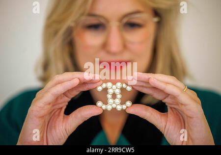 Londres, Royaume-Uni. 7 septembre 2023. Karl Lagerfeld pour Chanel : a Simulated Pearl CC PIN Brooch, 2014, £200-300 Bonhams est prêt à mettre en lumière le monde de Chanel. Coïncidant avec l’ouverture de l’exposition V&AÕs Gabrielle Chanel Fashion Manifesto, Bonhams Knightsbridge accueillera Art of Luxury : Chanel, leur deuxième vente londonienne dédiée à l’artisanat de Chanel. La vente en ligne du 11-21 septembre mettra en vedette des articles de luxe de la Maison, notamment des sacs, des bijoux et une sélection de haute Couture, tous fabriqués à la main dans l’atelier Chanel. Crédit : Mark Thomas/Alamy Live News Banque D'Images