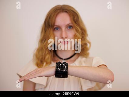 Londres, Royaume-Uni 7 sept 2023 Karl Lagerfeld pour Chanel : a black resin and Crystal CC Cuff, 2014, estime à £250-350 Bonhams est prêt à mettre en lumière le monde de Chanel. Coïncidant avec l’ouverture de l’exposition V&AÕs Gabrielle Chanel Fashion Manifesto, Bonhams Knightsbridge accueillera Art of Luxury : Chanel, leur deuxième vente londonienne dédiée à l’artisanat de Chanel. La vente en ligne du 11-21 septembre mettra en vedette des articles de luxe de la Maison, notamment des sacs, des bijoux et une sélection de haute Couture, tous fabriqués à la main dans l’atelier Chanel. Banque D'Images