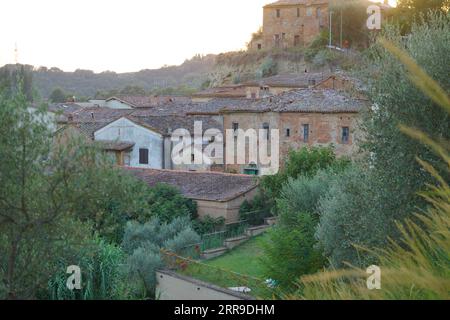 Le village de Monterongrifolli, près de San Giovanni d'Asso, Montalcino, Toscane Italie Banque D'Images