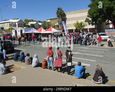 Actualités Bilder des Tages 210611 -- WINDHOEK, le 11 juin 2021 -- des gens font la queue pour passer des tests COVID-19 sur un site de test à Windhoek, Namibie, le 11 juin 2021. La Namibie a enregistré jeudi 1 045 cas de COVID-19, la plus forte augmentation quotidienne depuis que le coronavirus a été signalé en mars de l’année dernière, a déclaré le ministre de la Santé Kalumbi Shangula. Photo de /Xinhua NAMIBIA-WINDHOEK-COVID-19-TEST MusaxCxKaseke PUBLICATIONxNOTxINxCHN Banque D'Images