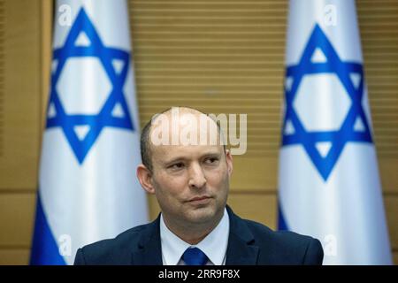 210613 -- JÉRUSALEM, le 13 juin 2021 -- le nouveau Premier ministre israélien, Naftali Bennett, assiste à la première réunion du cabinet du nouveau gouvernement de coalition à Jérusalem, le 13 juin 2021. Naftali Bennett, leader du parti de droite Yamina United Right, a prêté serment dimanche soir en tant que nouveau Premier ministre israélien, envoyant Benjamin Netanyahu dans l’opposition après un règne record de 12 ans. Cela est arrivé après que le nouveau gouvernement de coalition, dirigé par Bennett et Yair Lapid, chef du parti centriste Yesh Atid future, a été approuvé par le Parlement, ou Knesset, dans un vote de confiance. Via Xinhua MIDEAST-J. Banque D'Images