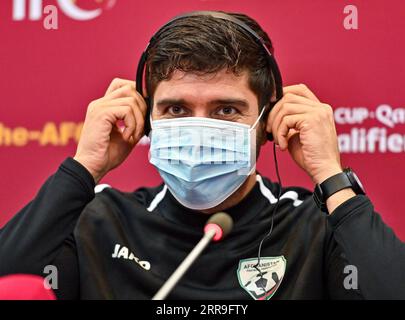 210615 -- DOHA, le 15 juin 2021 -- l'entraîneur-chef de l'Afghanistan Anoush Dastgir assiste à une conférence de presse avant le match du groupe E contre l'Inde de la coupe du monde de la FIFA, Qatar 2022 Qulifier et de la qualification conjointe préliminaire de la coupe d'Asie de l'AFC Chine 2023 à Doha, Qatar, le 14 juin 2021. Photo par /Xinhua SPQATAR-DOHA-FOOTBALL-FIFA WORLD CUP 2022 CONFÉRENCE DE QUALIFICATION-PRESSE Nikku PUBLICATIONxNOTxINxCHN Banque D'Images