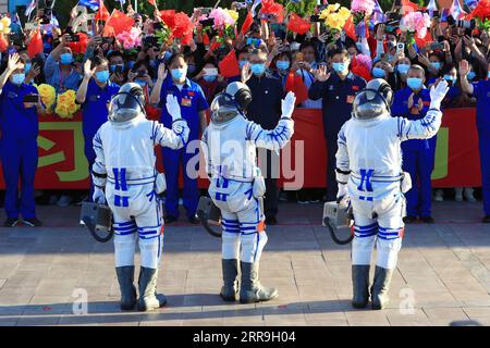 210617 -- JIUQUAN, le 17 juin 2021 -- Une cérémonie de départ pour trois astronautes chinois de la mission spatiale habitée Shenzhou-12 a lieu au centre de lancement de satellites Jiuquan, dans le nord-ouest de la Chine, le 17 juin 2021. CHINA-SHENZHOU-12-ASTRONAUTES-SEE-OFF CÉRÉMONIE CN JUXZHENHUA PUBLICATIONXNOTXINXCHN Banque D'Images