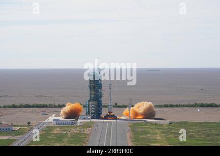 210617 -- JIUQUAN, le 17 juin 2021 -- le vaisseau spatial Shenzhou-12, avec équipage, au sommet d'une fusée long March-2F, est lancé depuis le centre de lancement de satellites de Jiuquan dans le désert de Gobi au nord-ouest de la Chine, le 17 juin 2021. EyesonSciCHINA-SHENZHOU-12-LANCEMENT CN LixGang PUBLICATIONxNOTxINxCHN Banque D'Images