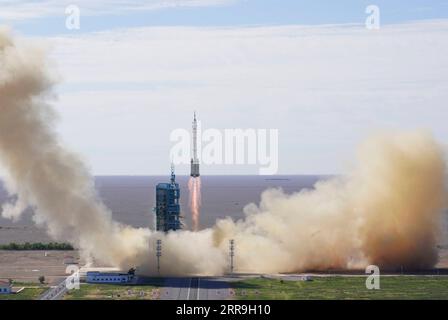 210617 -- JIUQUAN, le 17 juin 2021 -- le vaisseau spatial Shenzhou-12, avec équipage, au sommet d'une fusée long March-2F, est lancé depuis le centre de lancement de satellites de Jiuquan dans le désert de Gobi au nord-ouest de la Chine, le 17 juin 2021. EyesonSciCHINA-SHENZHOU-12-LANCEMENT CN LixGang PUBLICATIONxNOTxINxCHN Banque D'Images