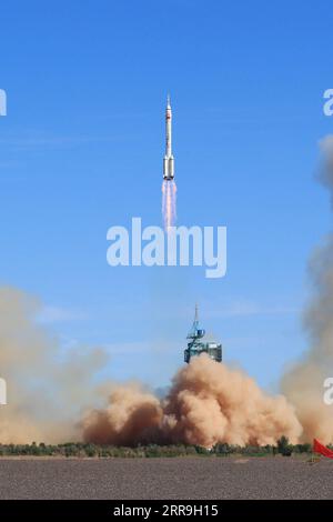 210617 -- JIUQUAN, le 17 juin 2021 -- le vaisseau spatial Shenzhou-12, avec équipage, au sommet d'une fusée long March-2F, est lancé depuis le centre de lancement de satellites de Jiuquan dans le désert de Gobi au nord-ouest de la Chine, le 17 juin 2021. EyesonSciCHINA-SHENZHOU-12-LAUNCH CN JuxZhenhua PUBLICATIONxNOTxINxCHN Banque D'Images