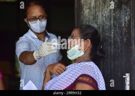 210617 -- NAGAON, 17 juin 2021 -- Un agent de santé prélève un échantillon nasal d'une femme pour tester avec UN RAT de test rapide d'antigène COVID-19 dans le district de Nagaon, dans l'État d'Assam, au nord-est de l'Inde, le 16 juin 2021. Le nombre de cas de COVID-19 en Inde est passé à 29 700 313 jeudi, avec 67 208 nouveaux cas enregistrés au cours des dernières 24 heures, a déclaré le ministère fédéral de la Santé. Pendant ce temps, 2 330 patients supplémentaires sont morts depuis mercredi matin, portant le nombre de morts à 381 903. Il s’agissait du 10e jour consécutif où moins de 100 000 cas ont été enregistrés à travers le pays, après avoir atteint un sommet de plus de 400 000 pendant plusieurs jours en avril Banque D'Images