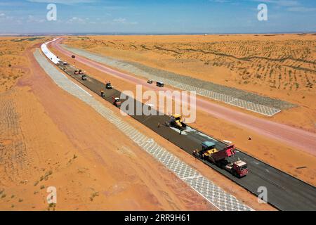 210617 -- YINCHUAN, 17 juin 2021 -- une photo aérienne prise le 10 juillet 2020 montre la section Qingtongxia-Zhongwei de l'autoroute Wuhai-Maqin en construction dans la ville de Zhongwei, dans la région autonome hui de Ningxia, au nord-ouest de la Chine. Xinhua Headlines : l'expérience chinoise dans le contrôle du désert aide à verdir le monde FengxKaihua PUBLICATIONxNOTxINxCHN Banque D'Images