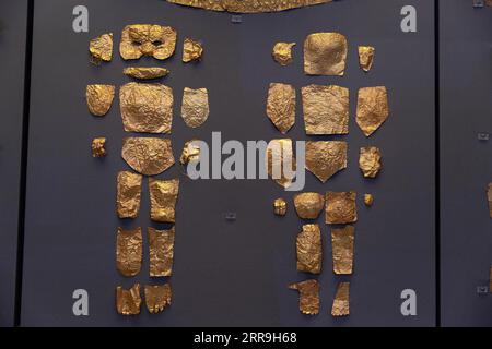 210617 -- ATHÈNES, 17 juin 2021 -- la photo prise le 7 juin 2021 montre des revêtements d'or uniques pour le corps et le visage d'un enfant, constitués de morceaux de feuille d'or, qui ont été fouillés à Mycènes et datés du 16e siècle av. J.-C., au Musée archéologique national, à Athènes, en Grèce. L'imposant masque doré d'Agamemnon accueille les visiteurs au Musée archéologique national ici, se démarquant parmi d'autres trouvailles du cimetière royal de l'ancienne ville de Mycènes sur la péninsule du Péloponnèse datant du 16e siècle av. J.-C.. POUR ALLER AVEC Interview : anciens masques de mort en or grec de Banque D'Images