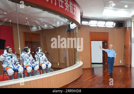 210617 -- JIUQUAN, le 17 juin 2021 -- Xu Qiliang, membre du bureau politique du comité central du PCC du Parti communiste chinois et vice-président de la commission militaire centrale CMC, rencontre les astronautes nie Haisheng, Liu Boming et Tang Hongbo de la mission Shenzhou-12 avant le lancement au centre de lancement de satellites de Jiuquan dans le nord-ouest de la Chine, le 17 juin 2021. Le vaisseau Shenzhou-12, avec équipage, lancé depuis le centre de lancement de satellites de Jiuquan dans le nord-ouest de la Chine à 9:22 heures du matin, heure de Pékin, s'est amarré avec succès avec le module central de la station spatiale Tianhe à 3:54 heures, formant un trois mètres Banque D'Images