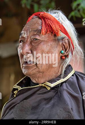 210617 -- LHASSA, le 17 juin 2021 -- Sonam pose pour un portrait au village de Xaga, canton d'EMA, comté de Namling, ville de Xigaze dans la région autonome du Tibet du sud-ouest de la Chine, le 18 avril 2021. Sonam, 86 ans, un habitant du village de Xaga, a commencé à faire des travaux forcés quand il avait 13 ans dans un manoir local, où, en plus de garder les enfants du propriétaire du manoir, il a dû faire paître les animaux pendant la journée et les garder nourris pendant la nuit. Lui-même, cependant, n'avait pas de nourriture et de vêtements adéquats, et a été forcé de dormir avec les animaux à la bergerie. J'avais été abusé verbalement et physiquement si souvent que j'y suis simplement allé Banque D'Images