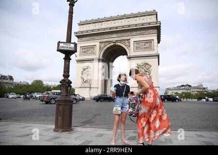 210617 -- PARIS, le 17 juin 2021 -- les gens marchent près de l'Arc de Triomphe à Paris, France, le 17 juin 2021. Le Premier ministre français Jean Castex a annoncé mercredi que les gens pourraient cesser de porter des masques à l extérieur à partir de jeudi et que le couvre-feu nocturne sera également levé à partir de dimanche, les indicateurs de COVID-19 du pays continuant de baisser. FRANCE-PARIS-COVID-19-MASQUE D'EXTÉRIEUR MANDAT GAOXJING PUBLICATIONXNOTXINXCHN Banque D'Images