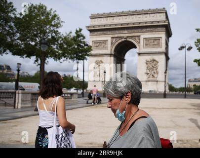210617 -- PARIS, le 17 juin 2021 -- les gens marchent près de l'Arc de Triomphe à Paris, France, le 17 juin 2021. Le Premier ministre français Jean Castex a annoncé mercredi que les gens pourraient cesser de porter des masques à l extérieur à partir de jeudi et que le couvre-feu nocturne sera également levé à partir de dimanche, les indicateurs de COVID-19 du pays continuant de baisser. FRANCE-PARIS-COVID-19-MASQUE D'EXTÉRIEUR MANDAT GAOXJING PUBLICATIONXNOTXINXCHN Banque D'Images