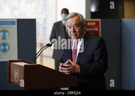 210619 -- NATIONS UNIES, 19 juin 2021 -- Antonio Guterres s'adresse à la presse après avoir été nommé secrétaire général des Nations Unies pour un second mandat au siège de l'ONU à New York, le 18 juin 2021. Vendredi, l’Assemblée générale des Nations Unies a nommé Antonio Guterres secrétaire général de l’ONU pour un second mandat de cinq ans commençant le 1 janvier 2022. Le président de la 75e session de l'AGNU Volkan Bozkir a officiellement annoncé sa nomination. Un-GUTERRES-SECOND TERM XiexE PUBLICATIONxNOTxINxCHN Banque D'Images