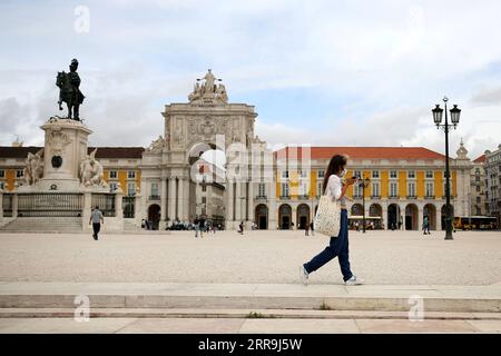 Actualités Themen der Woche KW24 Actualités Bilder des Tages 210619 -- LISBONNE, le 19 juin 2021 -- Une femme marche dans le centre-ville de Lisbonne, Portugal, le 18 juin 2021. Le gouvernement portugais a annoncé jeudi que toute la zone métropolitaine de Lisbonne AML sera isolée le week-end, de 3 heures vendredi à 6 heures lundi prochain, dans le but de contenir l augmentation des cas de COVID-19 dans la capitale du pays. Photo de /Xinhua PORTUGAL-LISBONNE-COVID-19-ISOLEMENT PedroxFiuza PUBLICATIONxNOTxINxCHN Banque D'Images