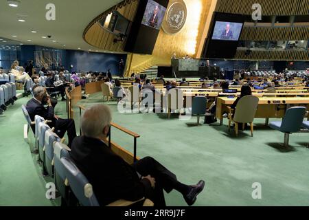 210618 -- NATIONS UNIES, le 18 juin 2021 -- Antonio Guterres à la tribune et sur les écrans s'adresse à l'Assemblée générale des Nations Unies après sa nomination pour un second mandat au siège de l'ONU à New York, le 18 juin 2021. Vendredi, l’Assemblée générale des Nations Unies a nommé Antonio Guterres secrétaire général de l’ONU pour un second mandat de cinq ans commençant le 1 janvier 2022. /Document via Xinhua un-SECRÉTAIRE GÉNÉRAL-GUTERRES-DEUXIÈME MANDAT ManuelxElias/UNxPhoto PUBLICATIONxNOTxINxCHN Banque D'Images