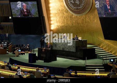 210618 -- NATIONS UNIES, le 18 juin 2021 -- Antonio Guterres à la tribune et sur les écrans s'adresse à l'Assemblée générale des Nations Unies après sa nomination pour un second mandat au siège de l'ONU à New York, le 18 juin 2021. Vendredi, l’Assemblée générale des Nations Unies a nommé Antonio Guterres secrétaire général de l’ONU pour un second mandat de cinq ans commençant le 1 janvier 2022. /Document via Xinhua SECRÉTAIRE GÉNÉRAL DE l'ONU-GUTERRES-DEUXIÈME MANDAT EvanxSchneider/UNxPhoto PUBLICATIONxNOTxINxCHN Banque D'Images