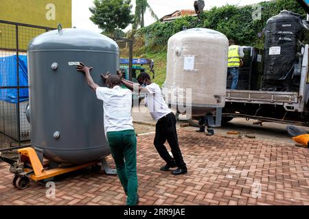 210619 -- KAMPALA, le 19 juin 2021 -- de nouveaux réservoirs d'air sont déchargés du camion lors de l'installation de la nouvelle usine d'oxygène à l'hôpital Mulago Referral à Kampala, Ouganda, le 18 juin 2021. L’Ouganda manque d’oxygène médical alors que le pays d’Afrique de l’est est aux prises avec la pandémie dévastatrice de COVID-19, a déclaré un responsable. Photo de /Xinhua UGANDA-KAMPALA-COVID-19-OXYGÈNE MÉDICAL HajarahxNalwadda PUBLICATIONxNOTxINxCHN Banque D'Images