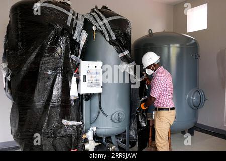 210619 -- KAMPALA, le 19 juin 2021 -- Un technicien assemble l'équipement lors de l'installation de la nouvelle usine d'oxygène à l'hôpital Mulago Referral de Kampala, Ouganda, le 18 juin 2021. L’Ouganda manque d’oxygène médical alors que le pays d’Afrique de l’est est aux prises avec la pandémie dévastatrice de COVID-19, a déclaré un responsable. Photo de /Xinhua UGANDA-KAMPALA-COVID-19-OXYGÈNE MÉDICAL HajarahxNalwadda PUBLICATIONxNOTxINxCHN Banque D'Images