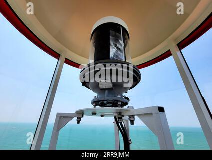 210619 -- QUANZHOU, 19 juin 2021 -- une photo prise avec un téléphone portable le 19 juin 2021 montre la lumière alimentée par l'énergie verte à l'intérieur du phare de Chidingyu à Quanzhou, dans la province du Fujian du sud-est de la Chine. Le phare de Chidingyu, situé au tournant clé de la route intérieure sur le côté ouest du détroit de Taiwan, a été officiellement mis en service samedi. Il est alimenté par l'énergie verte et couvre une portée lumineuse de plus de 15 milles marins. Le phare est équipé de dispositifs de navigation modernes qui répondent aux besoins des différents types de navires dans et hors de la baie de Quanzhou. CHINA-FUJIA Banque D'Images