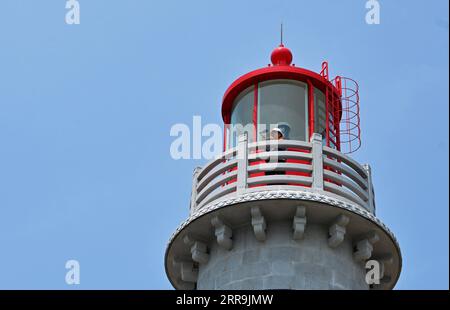 210619 -- QUANZHOU, 19 juin 2021 -- la photo prise le 19 juin 2021 montre le sommet du phare de Chidingyu à Quanzhou, dans la province du Fujian du sud-est de la Chine. Le phare de Chidingyu, situé au tournant clé de la route intérieure sur le côté ouest du détroit de Taiwan, a été officiellement mis en service samedi. Il est alimenté par l'énergie verte et couvre une portée lumineuse de plus de 15 milles marins. Le phare est équipé de dispositifs de navigation modernes qui répondent aux besoins des différents types de navires dans et hors de la baie de Quanzhou. CHINE-FUJIAN-QUANZHOU-PHARE CN WeixPeiquan PUBLICATIONxN Banque D'Images