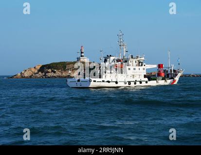 210619 -- QUANZHOU, 19 juin 2021 -- une photo prise le 18 juin 2021 montre le phare de Chidingyu à Quanzhou, dans la province du Fujian du sud-est de la Chine. Le phare de Chidingyu, situé au tournant clé de la route intérieure sur le côté ouest du détroit de Taiwan, a été officiellement mis en service samedi. Il est alimenté par l'énergie verte et couvre une portée lumineuse de plus de 15 milles marins. Le phare est équipé de dispositifs de navigation modernes qui répondent aux besoins des différents types de navires dans et hors de la baie de Quanzhou. CHINE-FUJIAN-QUANZHOU-PHARE CN WeixPeiquan PUBLICATIONxNOTxINxCHN Banque D'Images