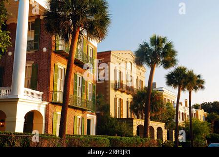 Les maisons d'avant guerre à Charleston, Caroline du Sud bordent le front de mer de la ville Banque D'Images