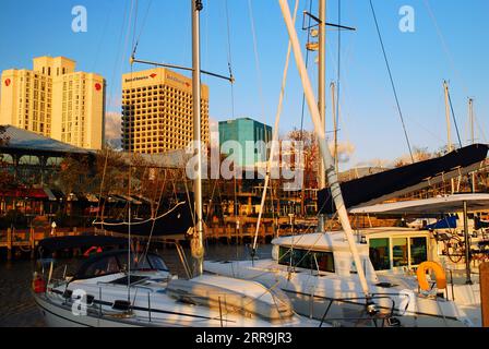 Le port le long des rives de Norfolk, en Virginie, semble calme Banque D'Images
