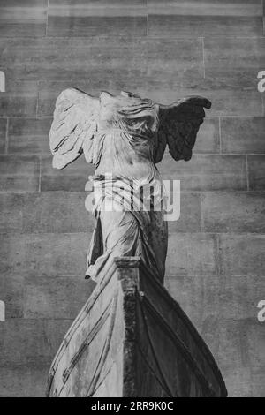 La victoire ailée de Samothrace, ou la Nike de Samothrace. Exposé au musée du Louvre à Paris, en haut de l'escalier principal, depuis 1884. Photographie en noir et blanc. Banque D'Images