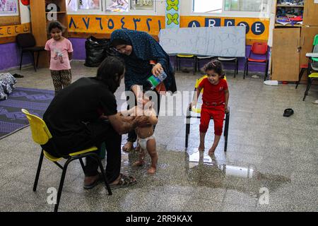 210620 -- GAZA, le 20 juin 2021 -- des Palestiniens sont vus dans une école gérée par l'Office de secours et de travaux des Nations Unies pour les réfugiés de Palestine dans le proche-Orient de l'UNRWA au camp de réfugiés de Shati dans la ville de Gaza, le 20 juin 2021, Journée mondiale des réfugiés. Photo de /Xinhua MIDEAST-GAZA CITY-SHATI REFUGEE CAMP RizekxAbdeljawad PUBLICATIONxNOTxINxCHN Banque D'Images