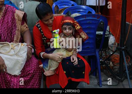 Kolkata, Bengale occidental, Inde. 6 septembre 2023. Enfant indien habillé comme le dieu hindou Seigneur Krishna tout en participant à un concours lors des célébrations pour le festival Janmashtami dans un temple de Kolkata. Le festival hindou Janmashtami qui tombe le 6 septembre 2023 marque la naissance du dieu hindou Seigneur Krishna. Krishna Janmashtami est l'un des festivals les plus populaires largement célébrés par les hindous à travers l'Inde et d'autres pays. (Image de crédit : © Dipa Chakraborty/Pacific Press via ZUMA Press Wire) USAGE ÉDITORIAL SEULEMENT! Non destiné à UN USAGE commercial ! Banque D'Images