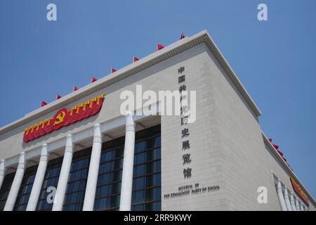 210622 -- PÉKIN, le 22 juin 2021 -- une photo prise le 22 juin 2021 montre une vue extérieure du Musée du Parti communiste de Chine à Pékin, capitale de la Chine. Xinhua Headlines : choses à savoir sur le musée CPC, le nouveau monument de Pékin JuxHuanzong PUBLICATIONxNOTxINxCHN Banque D'Images