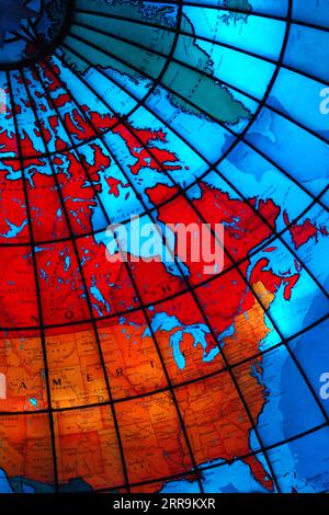 Un globe en vitrail montre les États-Unis et le Canada tels qu'ils sont apparus dans les années 1930 dans le Mapperium du Christian Science Center de Boston Banque D'Images