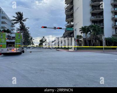 210625 -- MIAMI-DADE, le 25 juin 2021 -- photo publiée par The shows un immeuble résidentiel partiellement effondré dans le comté de Miami-Dade, Floride, États-Unis, le 24 juin 2021. Au moins trois personnes ont été tuées et 12 autres blessées, tandis que 99 personnes étaient probablement portées disparues après que le bâtiment résidentiel de 12 étages s'est partiellement effondré jeudi dans le comté de Miami-Dade, ont rapporté les médias locaux. /Document via Xinhua U.S.-FLORIDA-MIAMI-DADE-BUILDING COLLAPSE Miami-DadexFirexRescue PUBLICATIONxNOTxINxCHN Banque D'Images