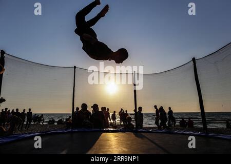 210625 -- GAZA, le 25 juin 2021 -- Un palestinien s'amuse sur une plage dans la ville de Khan Younis, dans le sud de la bande de Gaza, le 25 juin 2021. Photo de /Xinhua MIDEAST-GAZA-KHAN YOUNIS-DAILY LIFE YasserxQudih PUBLICATIONxNOTxINxCHN Banque D'Images