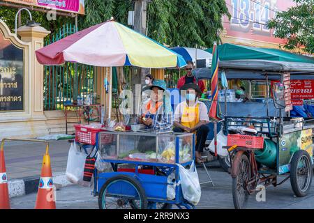 Instantané du marché Mahachai au fleuve Chao Phraya dans les environs immédiats de Bangkok en Thaïlande Asie Banque D'Images