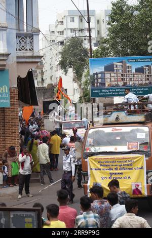 Rajkot, Inde. 7 septembre 2023. Vue de portrait de la fête de janmashtami procession à harihar chowk sadar bazar. Crédit : Nasirkhan Davi/Alamy Live News Banque D'Images