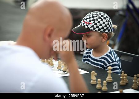 210627 -- VARSOVIE, le 27 juin 2021 -- des gens participent à des parties d'échecs en plein air sur le boulevard de la Vistule à Varsovie, Pologne, le 26 juin 2021. Tous les samedis de l'été, des tables sont mises en place pour que les gens jouent aux échecs, qu'ils soient débutants ou avancés. Photo par /Xinhua POLOGNE-VARSOVIE-JEUX D'ÉCHECS JaapxArriens PUBLICATIONxNOTxINxCHN Banque D'Images