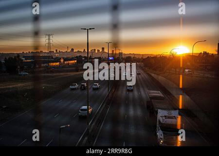 210628 -- JOHANNESBURG, le 28 juin 2021 -- la photo prise le 28 juin 2021 montre une vue de la ville au lever du soleil à Johannesburg, en Afrique du Sud. L’Afrique du Sud passera au niveau de confinement 4 pendant 14 jours du 28 juin au 11 juillet avec des mesures strictes pour freiner la propagation du COVID-19, a déclaré dimanche le président Cyril Ramaphosa lors d’un discours télévisé. Photo de /Xinhua SOUTH AFRICA-JOHANNESBURG-COVID-19-LOCKDOWN AlixGreeff PUBLICATIONxNOTxINxCHN Banque D'Images